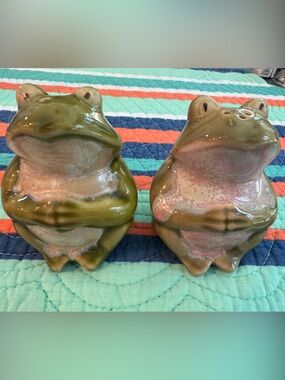 Green Ceramic Frog Salt and Pepper Shaker Set